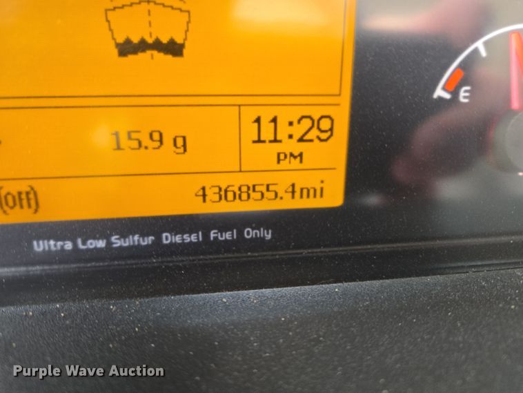 image for item DT7055 2013 Volvo VN semi truck