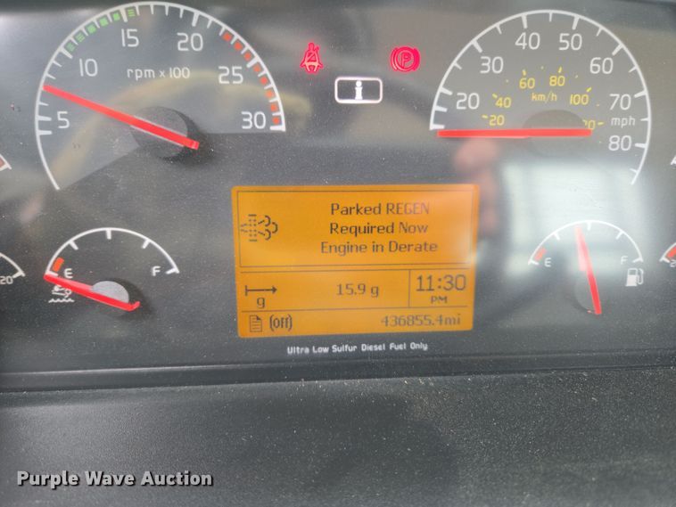 image for item DT7055 2013 Volvo VN semi truck