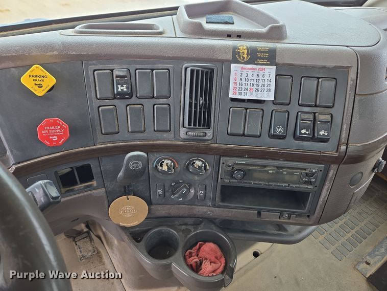 image for item DT7055 2013 Volvo VN semi truck