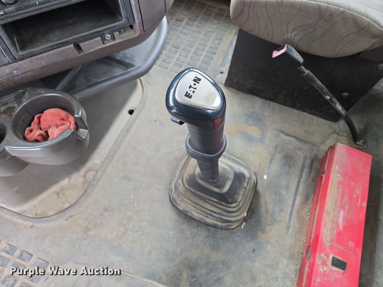 image for item DT7055 2013 Volvo VN semi truck