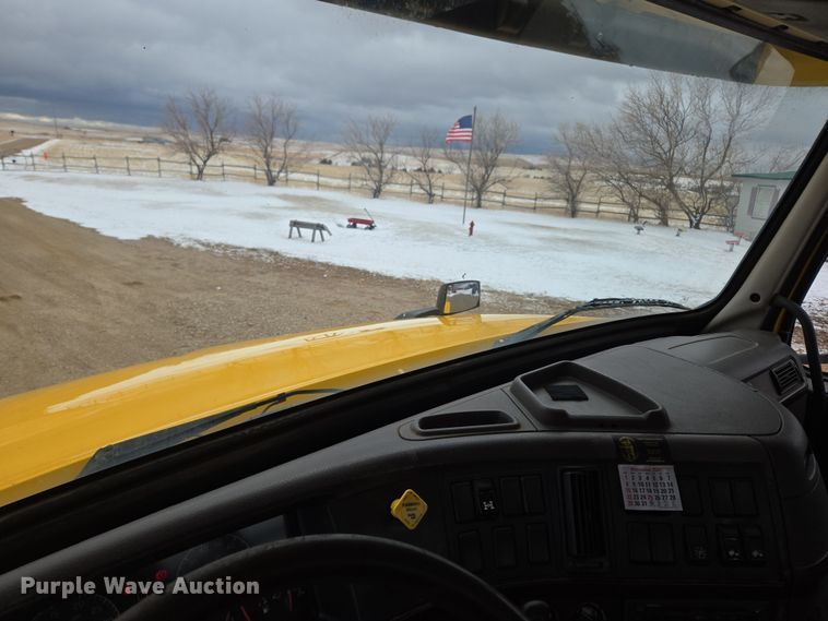 image for item DT7055 2013 Volvo VN semi truck