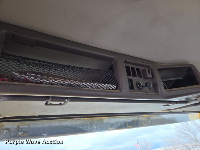 image for item DT7055 2013 Volvo VN semi truck