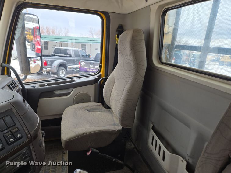 image for item DT7055 2013 Volvo VN semi truck