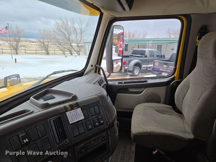 image for item DT7055 2013 Volvo VN semi truck