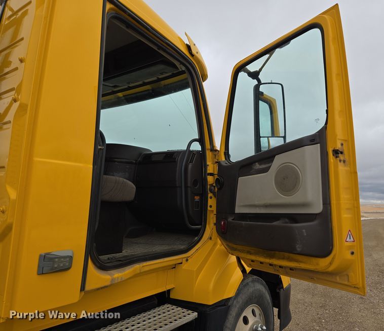 image for item DT7055 2013 Volvo VN semi truck