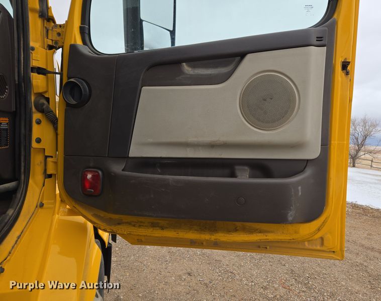 image for item DT7055 2013 Volvo VN semi truck