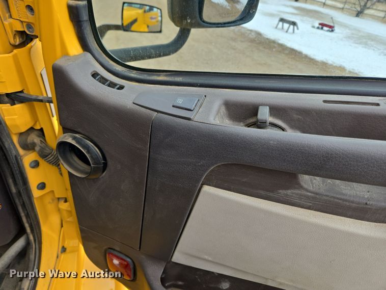 image for item DT7055 2013 Volvo VN semi truck