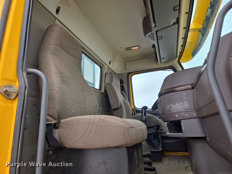 image for item DT7055 2013 Volvo VN semi truck