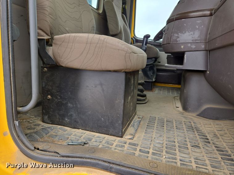 image for item DT7055 2013 Volvo VN semi truck