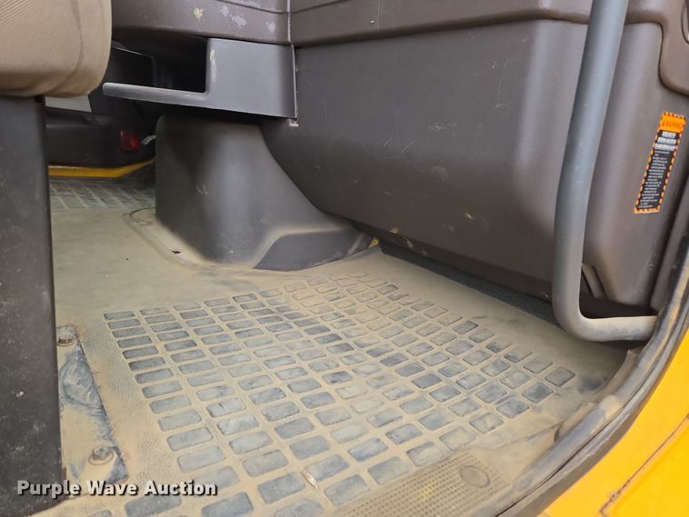 image for item DT7055 2013 Volvo VN semi truck