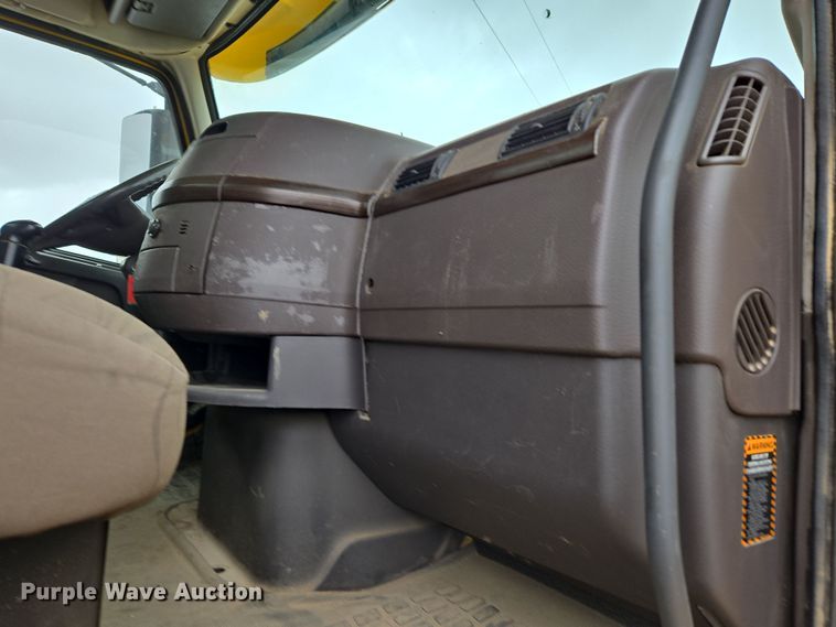 image for item DT7055 2013 Volvo VN semi truck