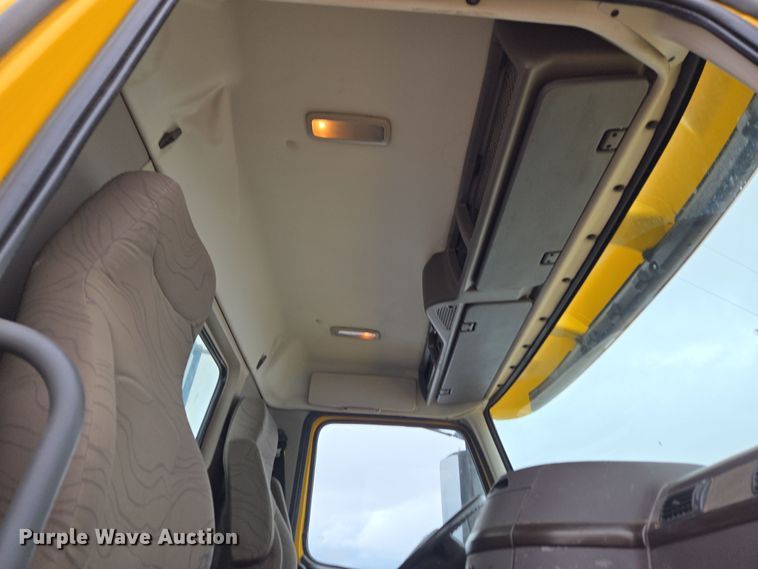 image for item DT7055 2013 Volvo VN semi truck