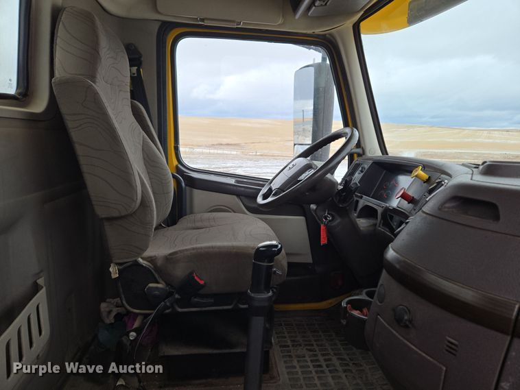 image for item DT7055 2013 Volvo VN semi truck