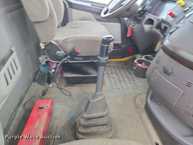 image for item DT7055 2013 Volvo VN semi truck