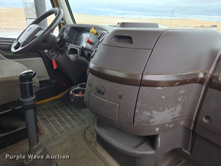 image for item DT7055 2013 Volvo VN semi truck