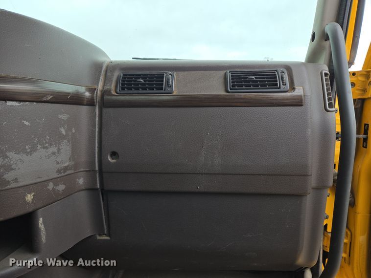 image for item DT7055 2013 Volvo VN semi truck