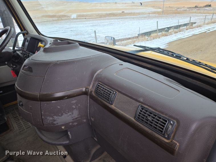 image for item DT7055 2013 Volvo VN semi truck