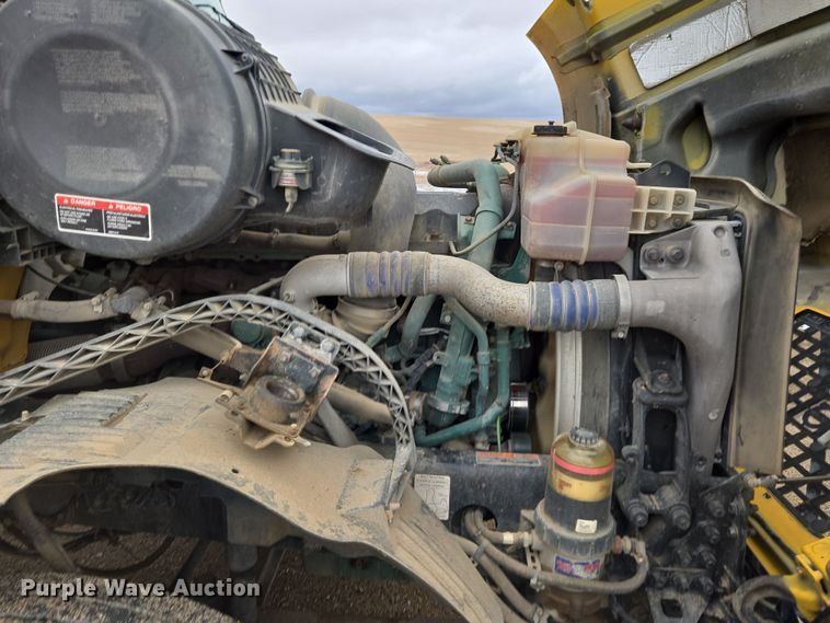 image for item DT7055 2013 Volvo VN semi truck