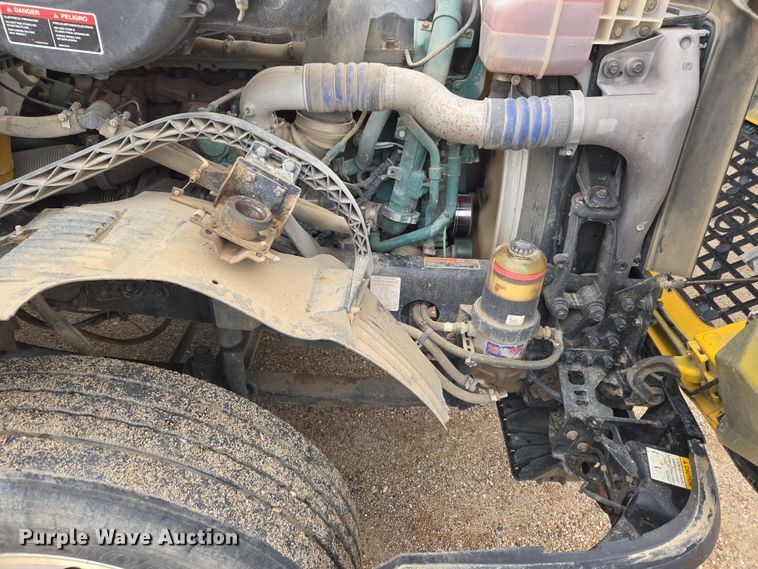 image for item DT7055 2013 Volvo VN semi truck