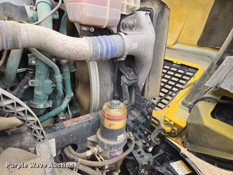 image for item DT7055 2013 Volvo VN semi truck