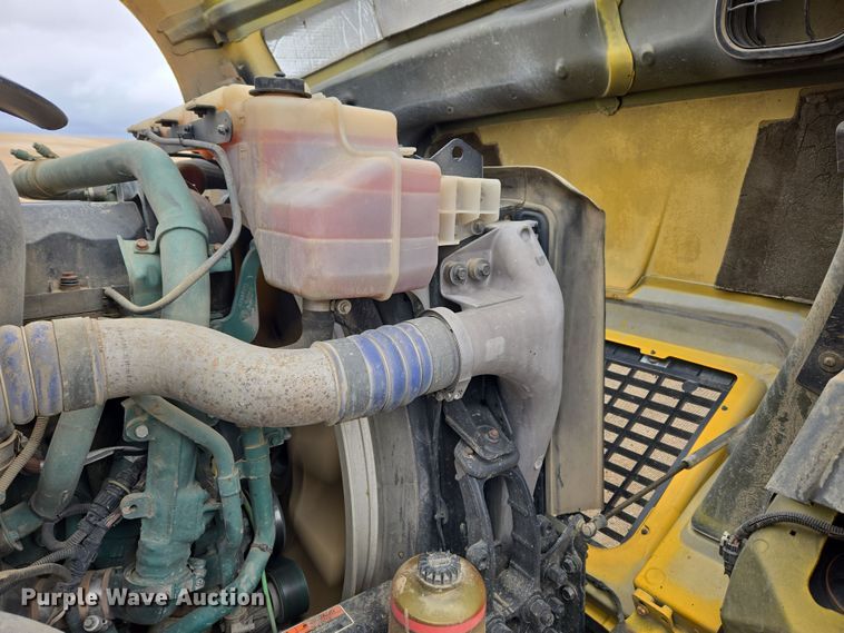 image for item DT7055 2013 Volvo VN semi truck