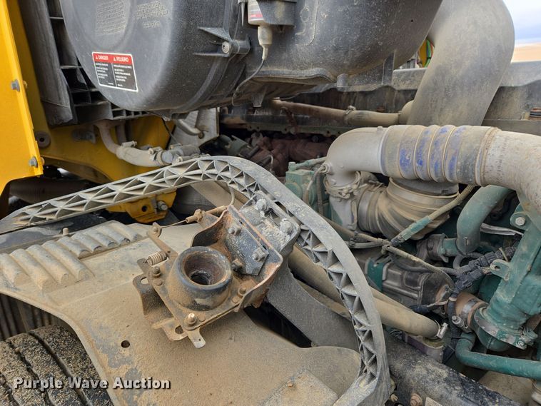 image for item DT7055 2013 Volvo VN semi truck