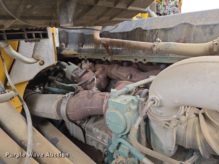 image for item DT7055 2013 Volvo VN semi truck