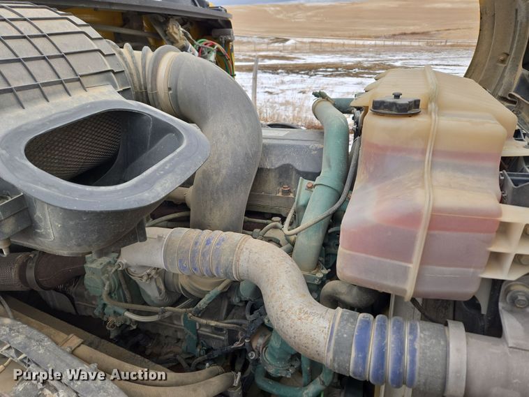 image for item DT7055 2013 Volvo VN semi truck