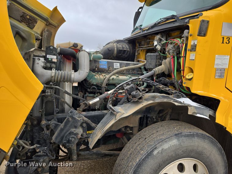 image for item DT7055 2013 Volvo VN semi truck