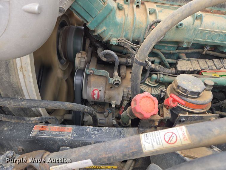 image for item DT7055 2013 Volvo VN semi truck