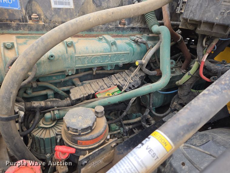 image for item DT7055 2013 Volvo VN semi truck