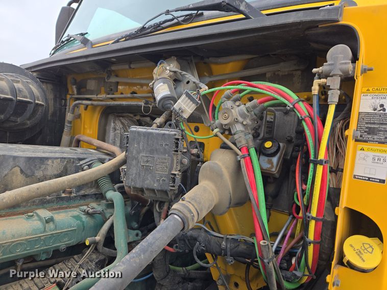 image for item DT7055 2013 Volvo VN semi truck