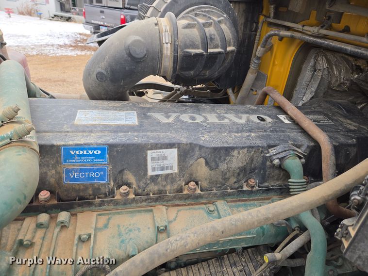 image for item DT7055 2013 Volvo VN semi truck