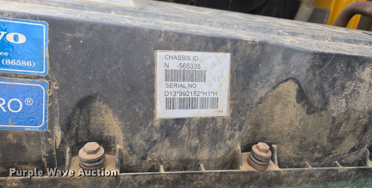 image for item DT7055 2013 Volvo VN semi truck