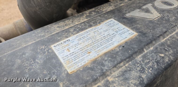 image for item DT7055 2013 Volvo VN semi truck