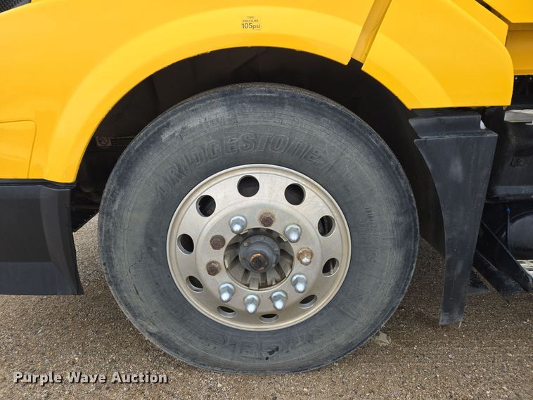 image for item DT7055 2013 Volvo VN semi truck