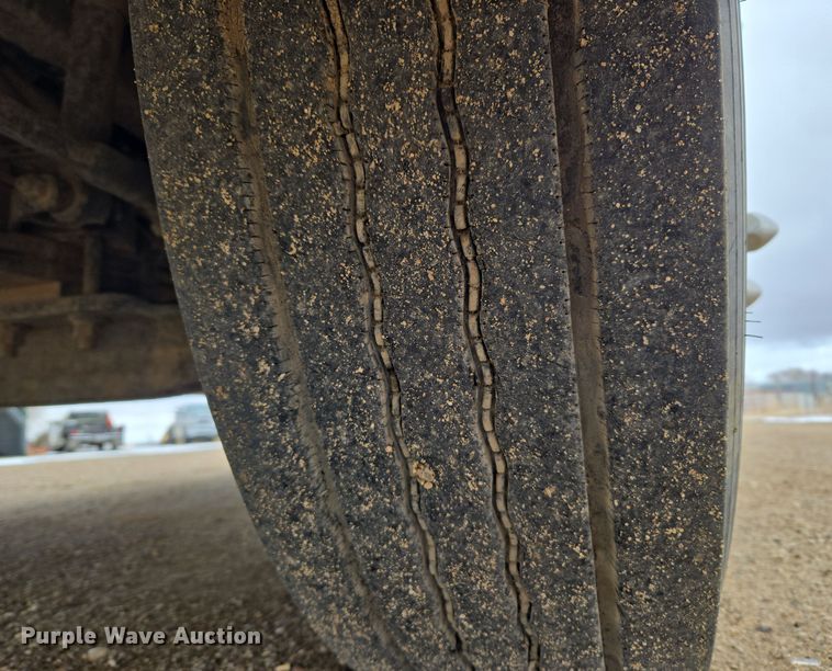 image for item DT7055 2013 Volvo VN semi truck