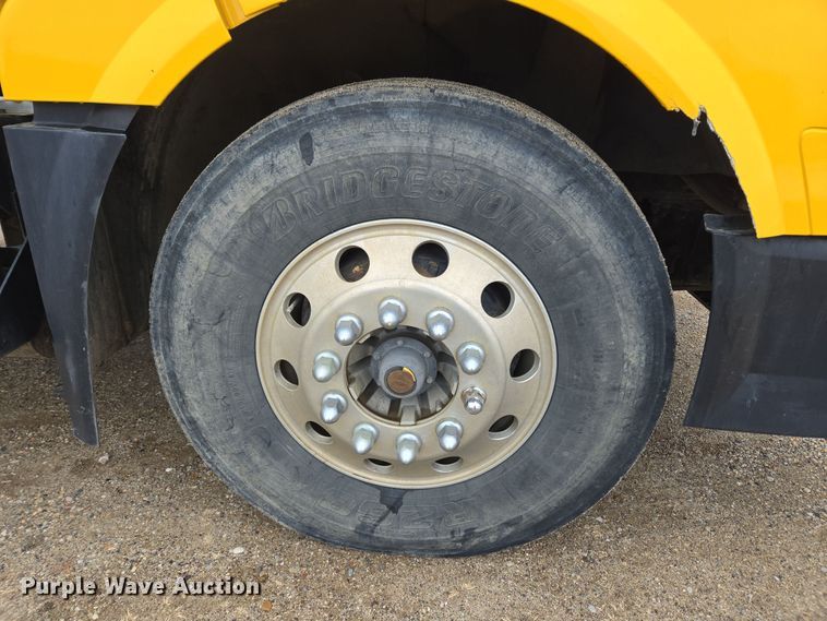 image for item DT7055 2013 Volvo VN semi truck