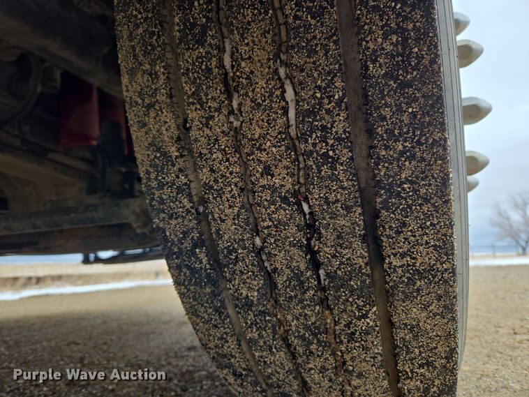 image for item DT7055 2013 Volvo VN semi truck