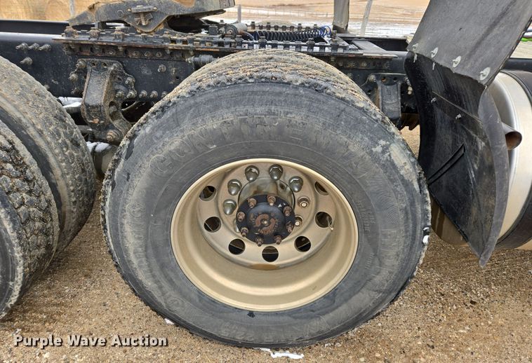 image for item DT7055 2013 Volvo VN semi truck