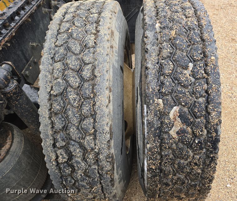 image for item DT7055 2013 Volvo VN semi truck