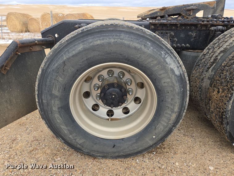 image for item DT7055 2013 Volvo VN semi truck