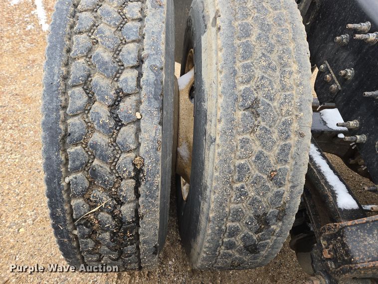 image for item DT7055 2013 Volvo VN semi truck