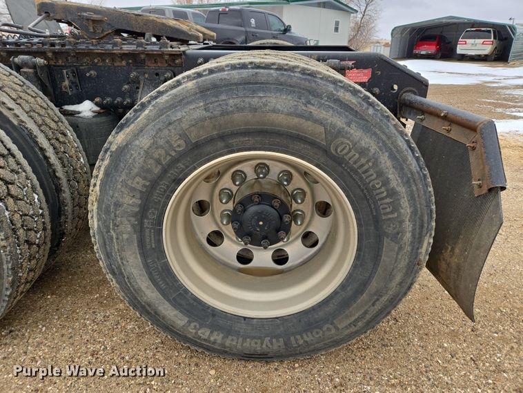 image for item DT7055 2013 Volvo VN semi truck