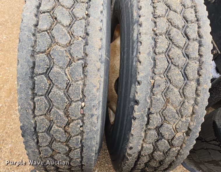 image for item DT7055 2013 Volvo VN semi truck