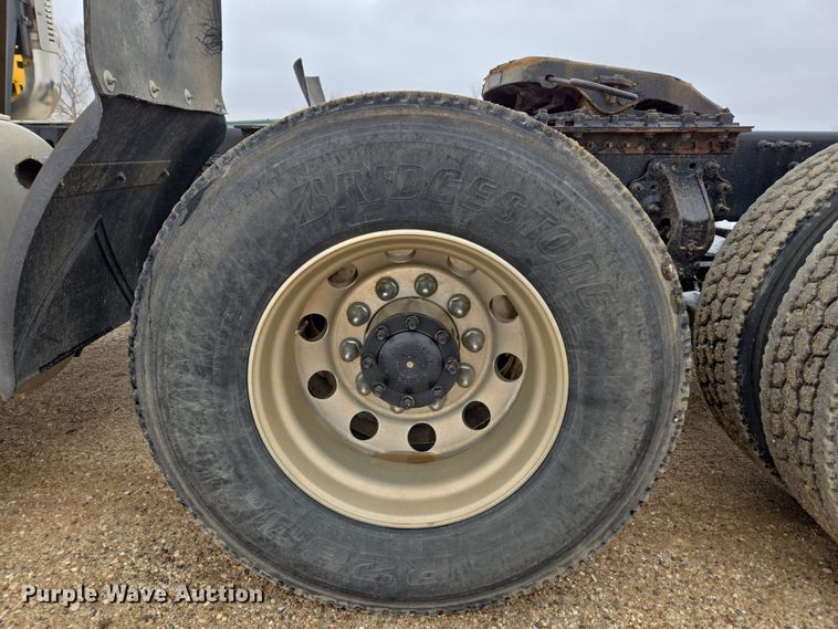 image for item DT7055 2013 Volvo VN semi truck