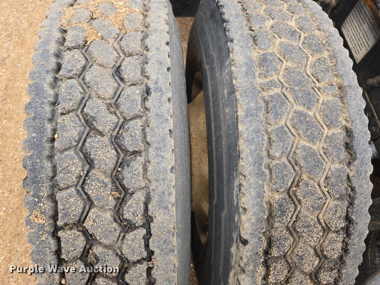 image for item DT7055 2013 Volvo VN semi truck