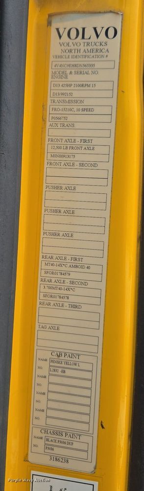 image for item DT7055 2013 Volvo VN semi truck