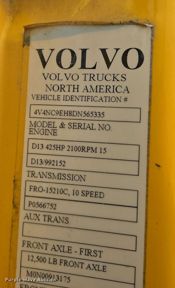 image for item DT7055 2013 Volvo VN semi truck