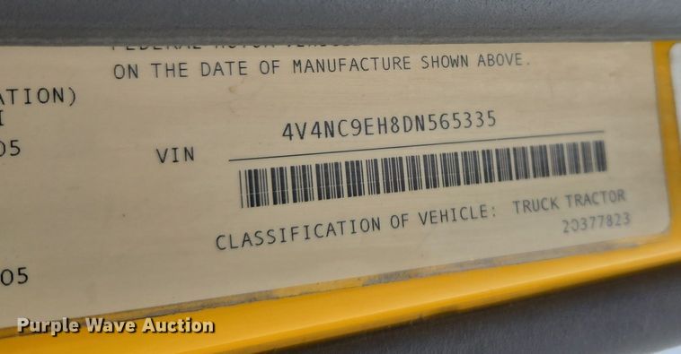 image for item DT7055 2013 Volvo VN semi truck